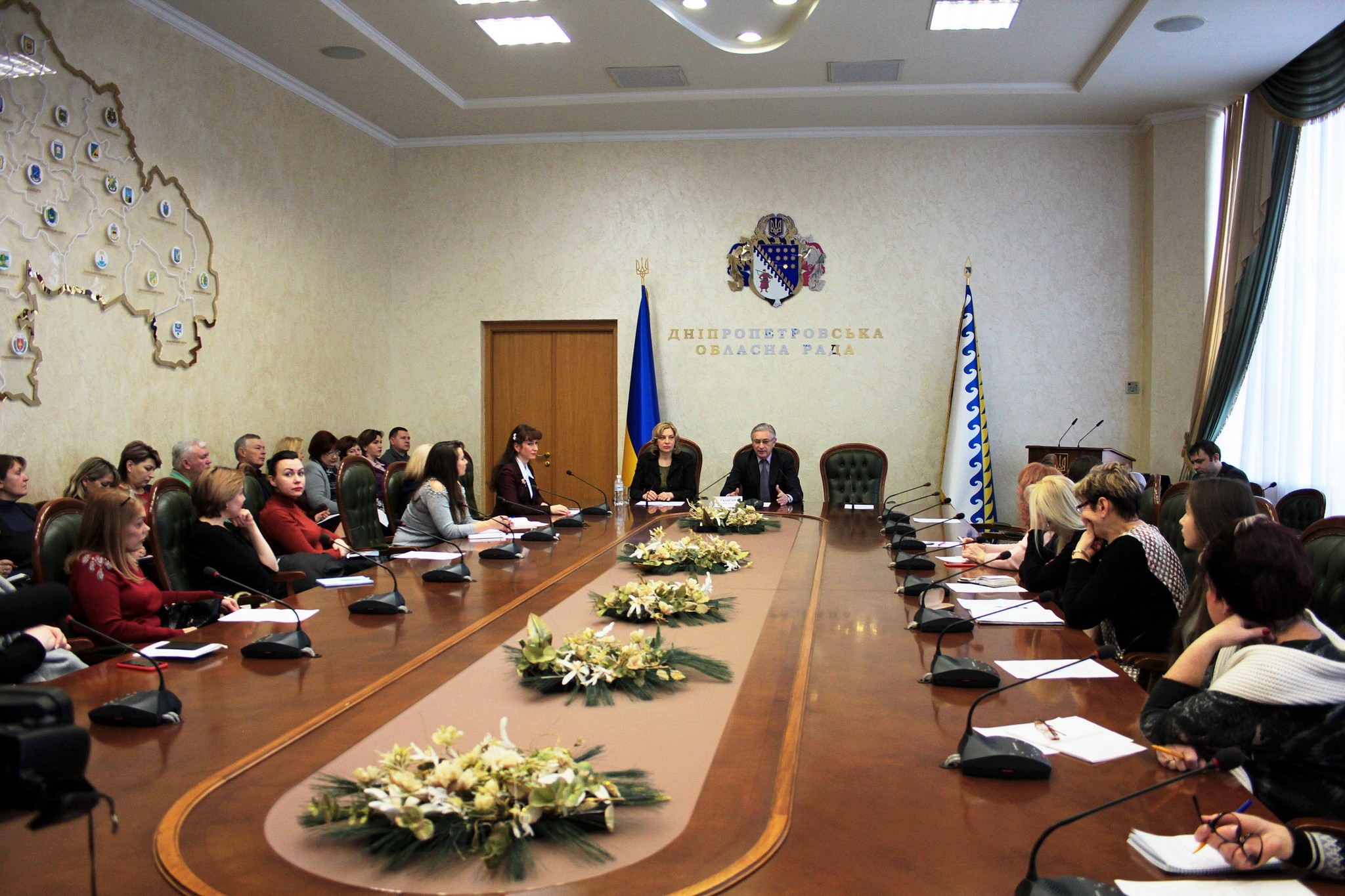 Зміни в законодавстві для працівників сфери послуг - в Дніпропетровській обласній раді відбувся круглий стіл